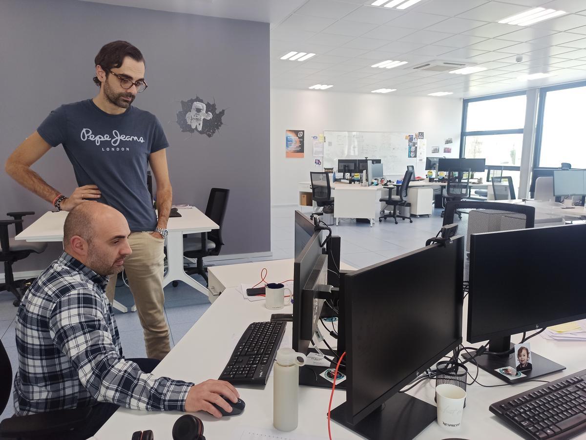 Daniel Tirados y César Rodríguez en las instalaciones del Parque Tecnológico de Asturias.