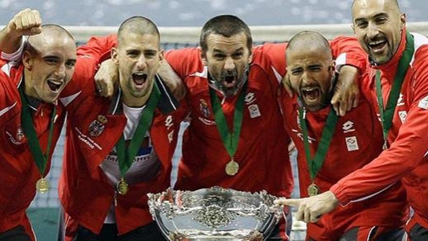 El equipo serbio celebra su victoria en la Copa Davis