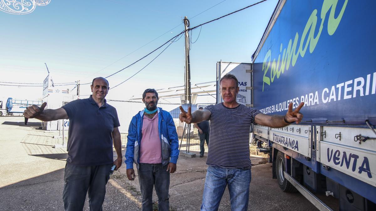 Los del Burguer Loro junto a los montadores de carpas de Villafranca.