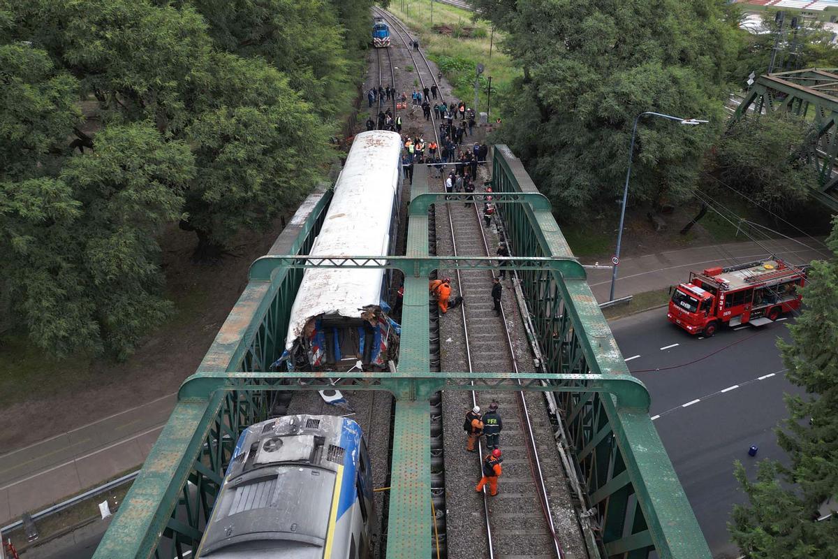 Tren de pasajeros se estrelló contra un tren de mantenimiento en Buenos Aires, dejando al menos 30 personas hospitalizadas, dos de las cuales estaban en estado grave