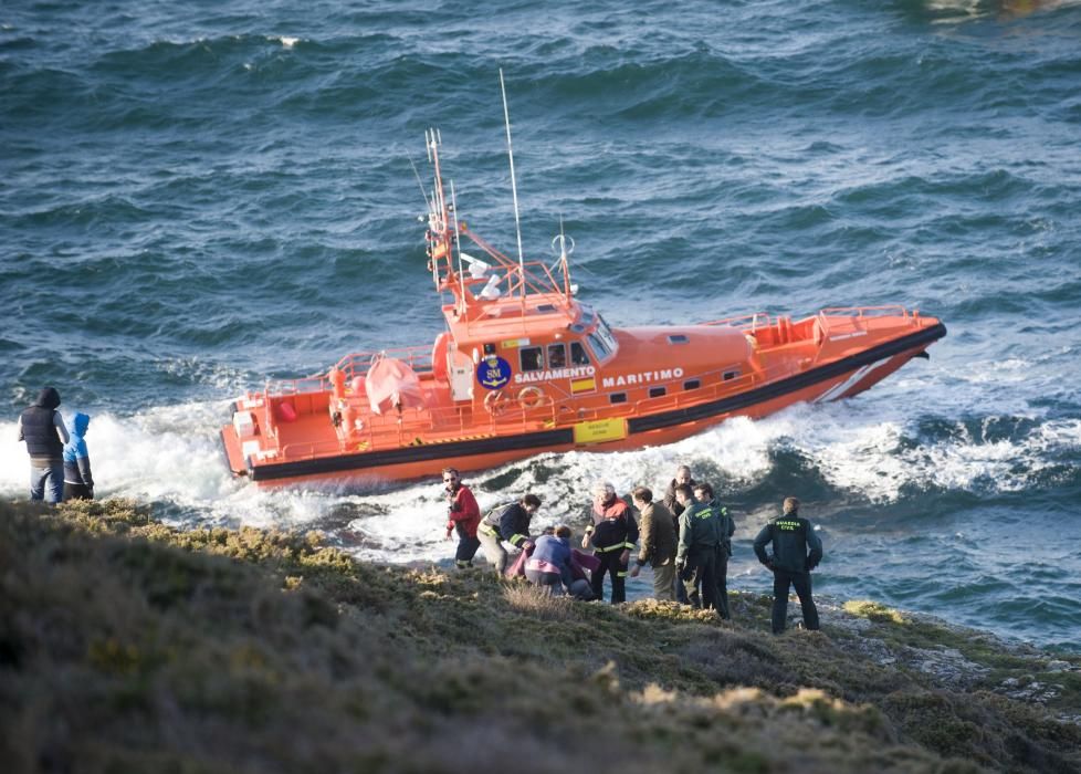 Buscan a un joven que cayó al mar en Arteixo