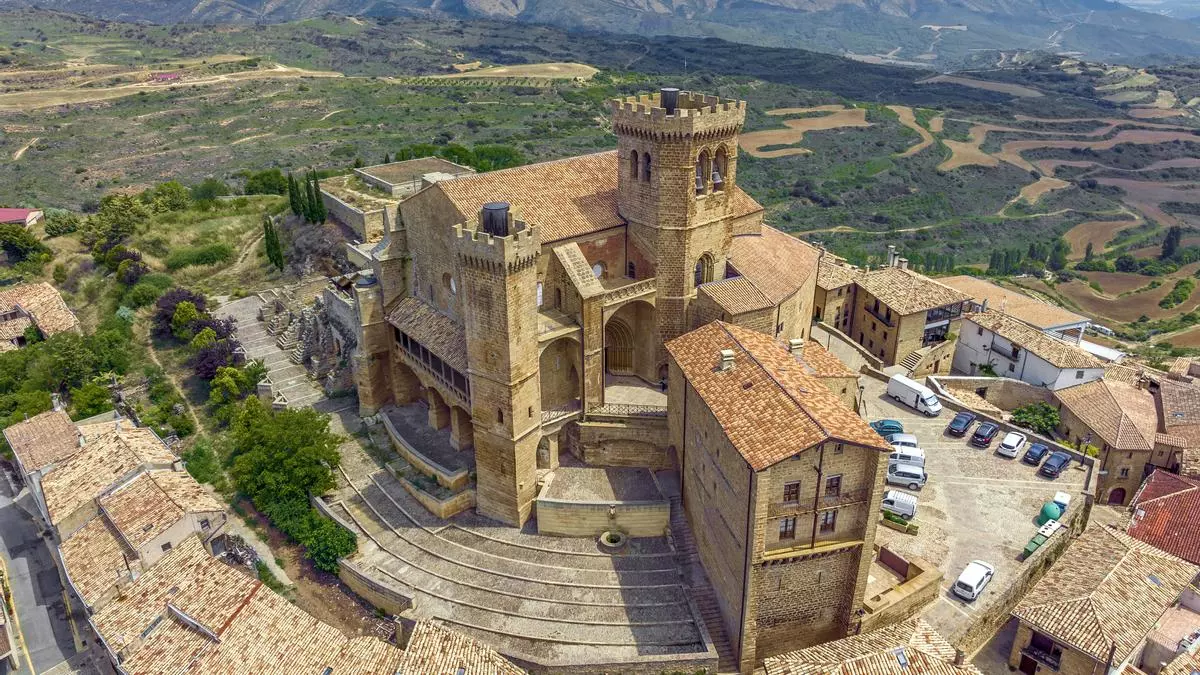 El pueblo medieval más bonito de Navarra esconde el corazón de un rey "malo" y está enclavado en el pico de una montaña
