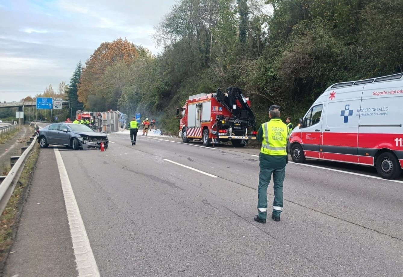 EN IMÁGENES: Un accidente entre un camión que transportaba cal y un turismo genera un atasco kilométrico en la ronda exterior de Oviedo