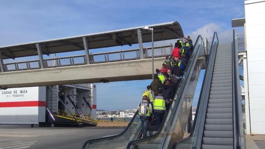 Inmigrantes subiendo a un barco en Ibiza con destino Valencia