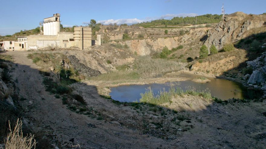 Del &#039;cruising&#039; a un vertedero de inertes: Autorizan una planta de reciclaje en la antigua cantera de la Llosa