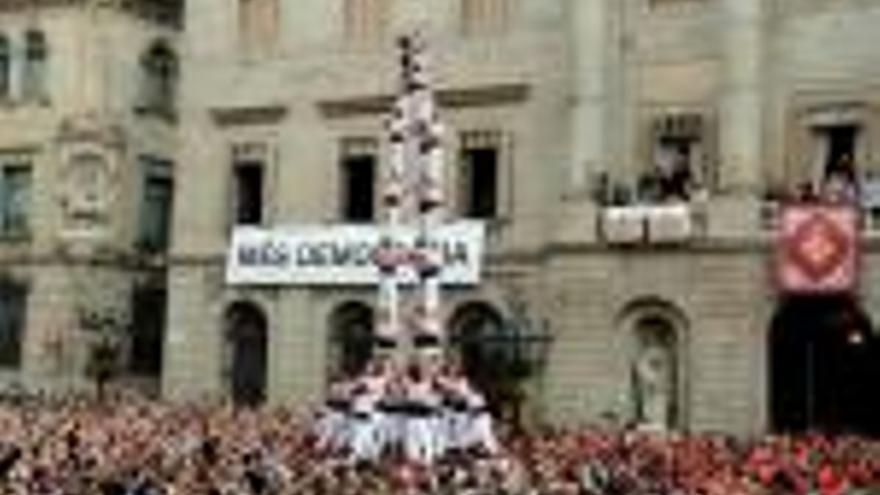 Quatre de nou dels Minyons de Terrassa a la plaça Sant Jaume de Barcelona.