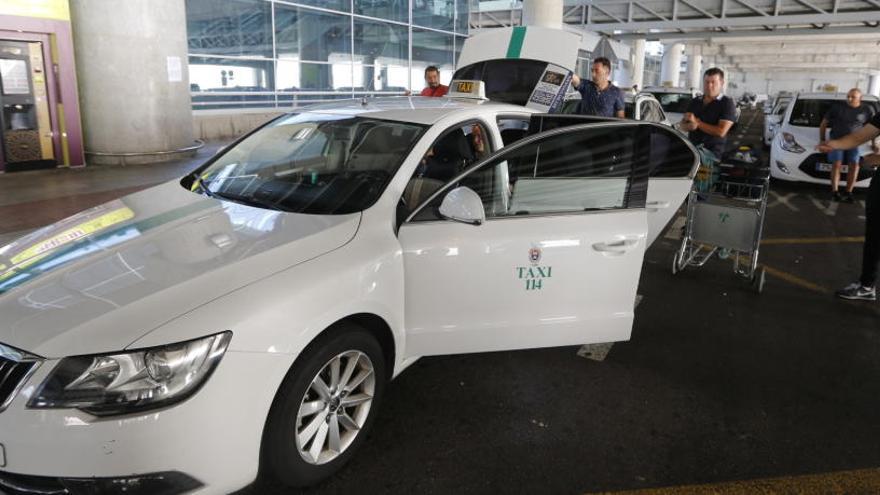 Taxis en el aeropuerto.