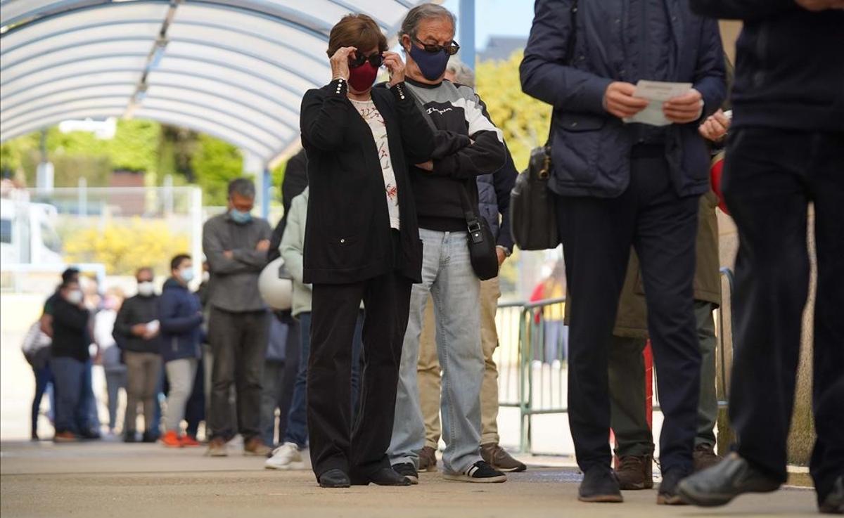 Largas colas para votar en los colegios de Madrid en las elecciones del 4-M. En la foto, el colegio de La Navata.