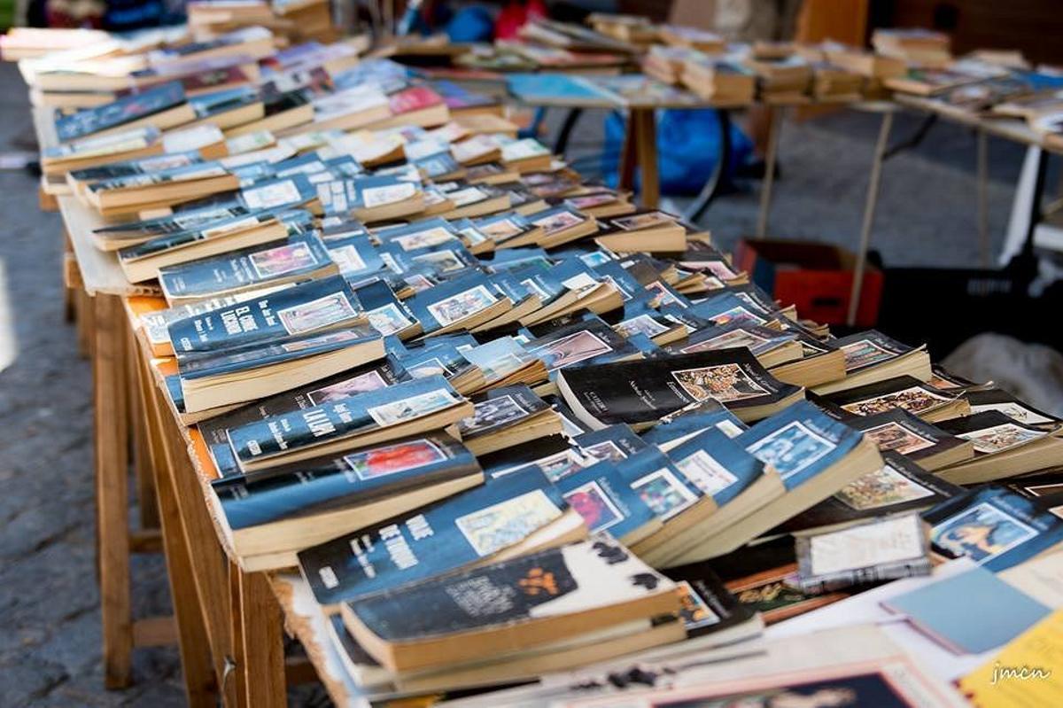 Una parada de libros del Jueves, en la calla Feria.