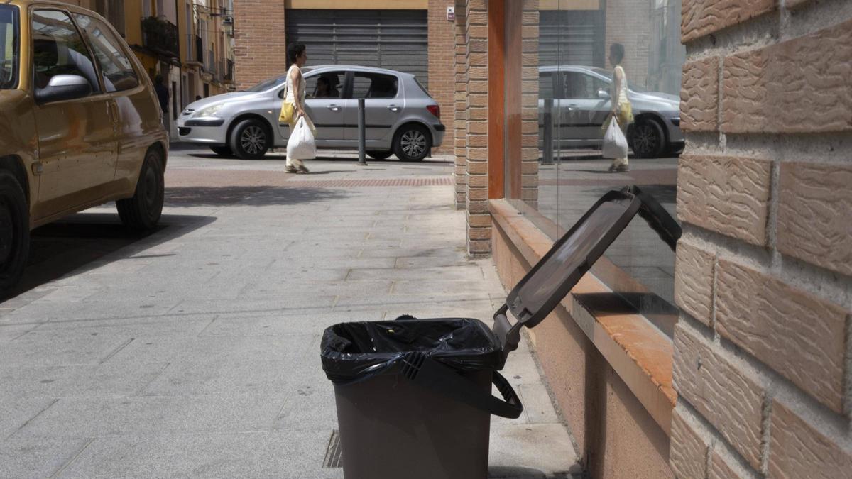 Un cubo del puerta a puerta, en Ontinyent.