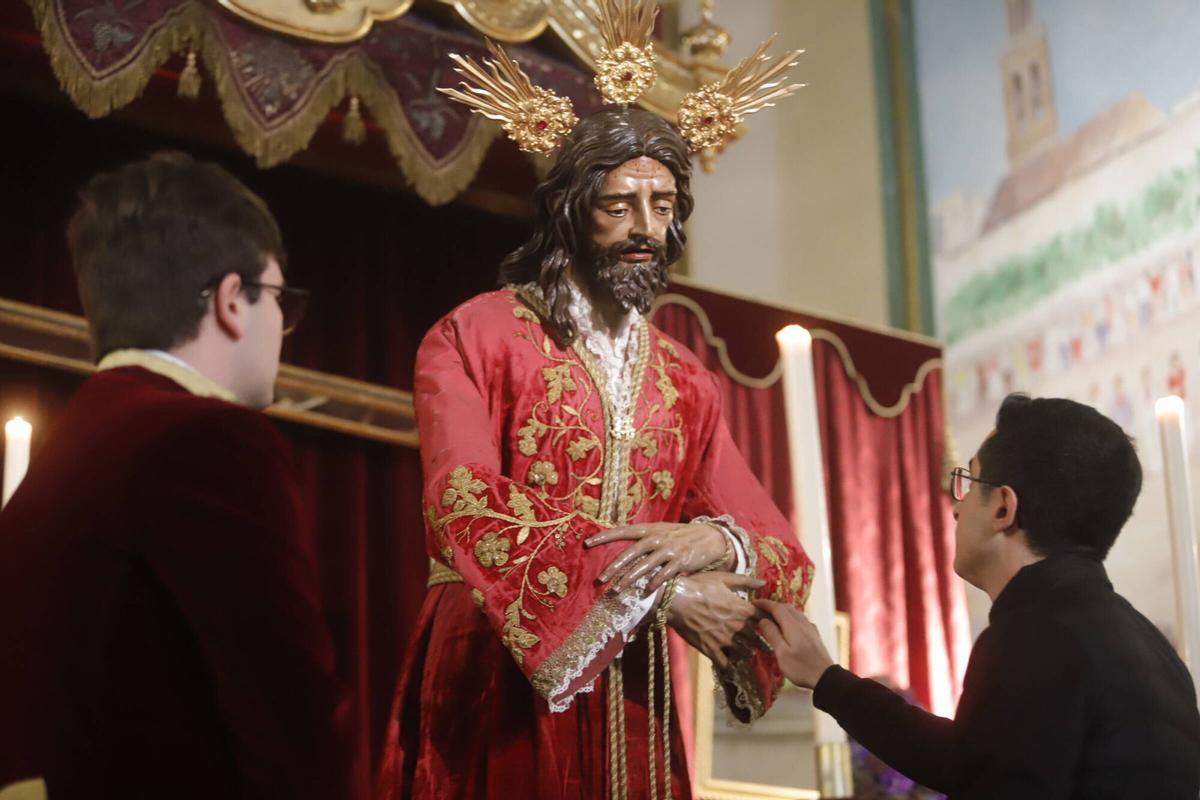 Devoción, besapiés y besamanos en el primer viernes de marzo en Córdoba, que ya huele a Semana Santa