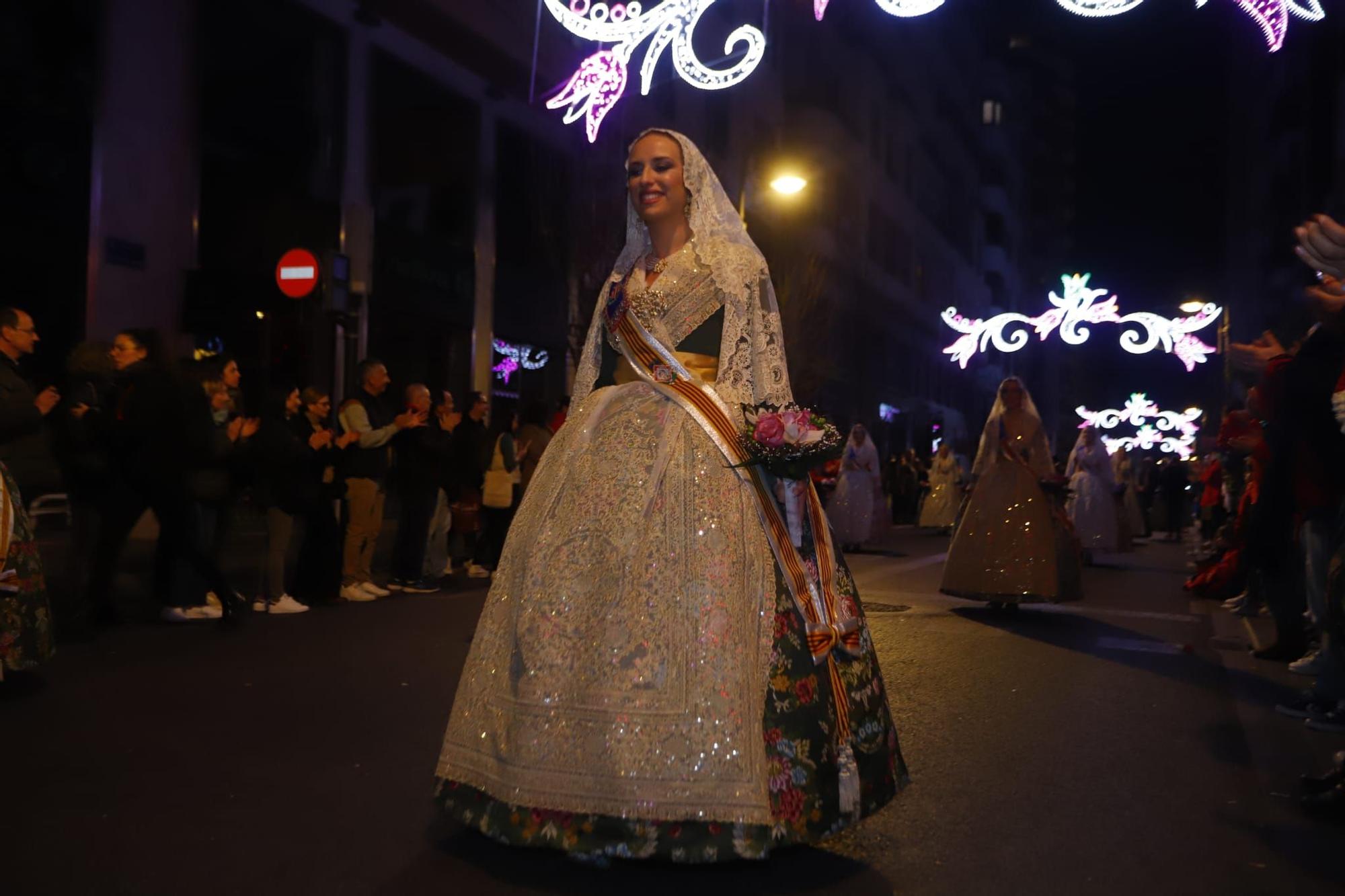 Laura Mengó y su corte coronan la ofrenda a la Virgen