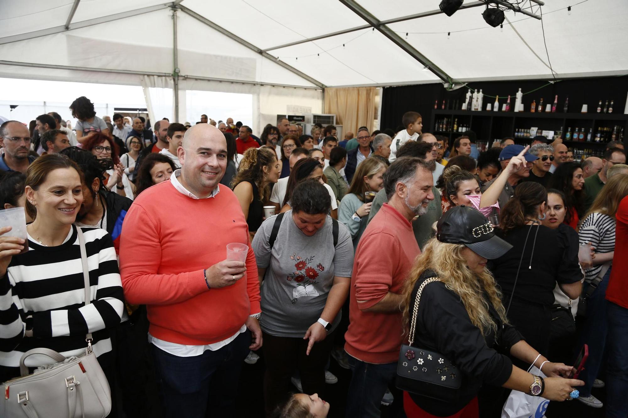 Así es un viernes 13 en la Festa do Marisco de O Grove.