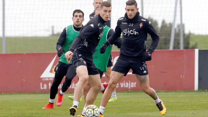 Sanabria y Vranjes luchan por un balón.