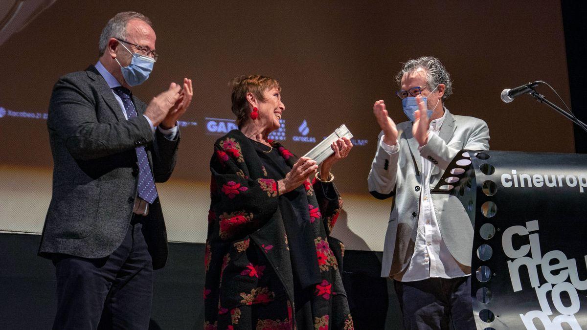 Verónica Forqué, con el alcalde de Santiago, Sánchez Bugallo, a la izquierda, y el director de Cineuropa, José Luis Losa.