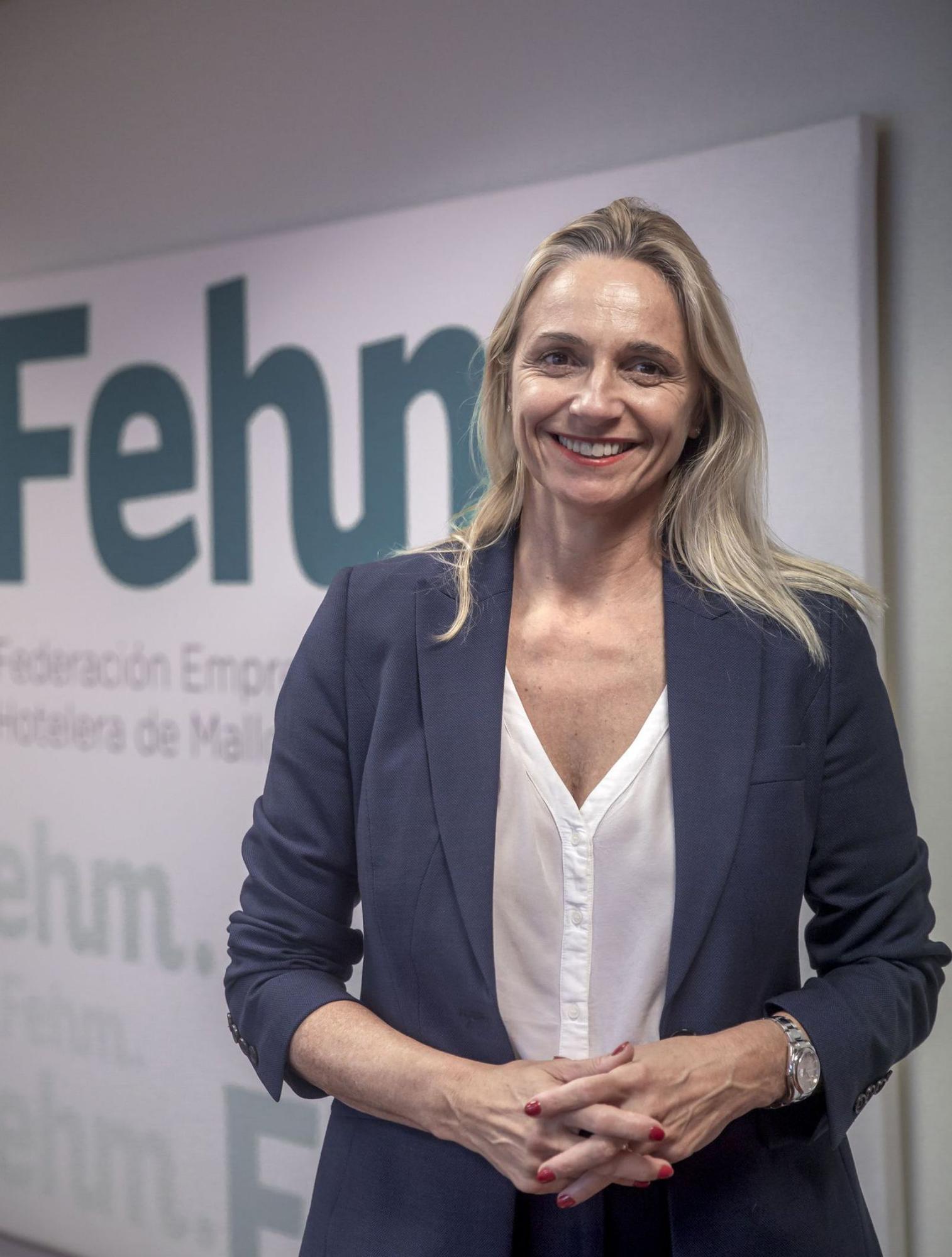 María Frontera, presidenta de la FEHM, en la sede de la patronal, en Palma. | B. RAMON