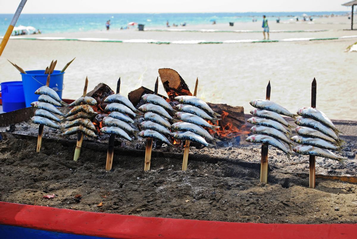 Sardinas cocinando en la playa