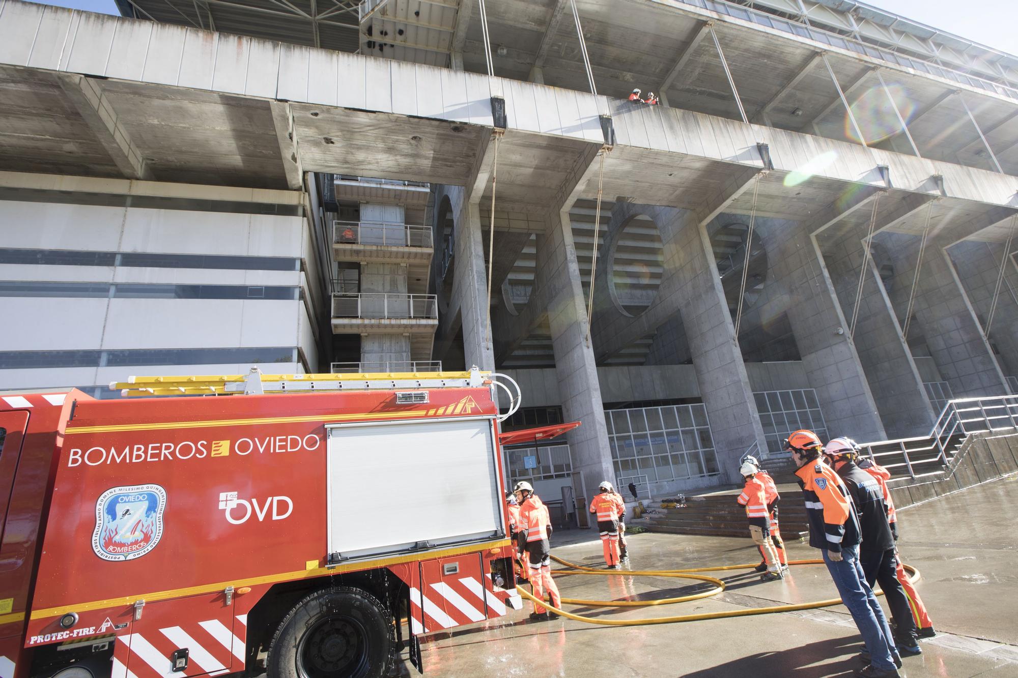 Así fue la espectacular práctica de los bomberos de Oviedo en el Tartiere