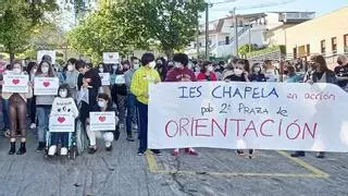 Una protesta reclama una segunda plaza de orientador escolar en el IES de Chapela