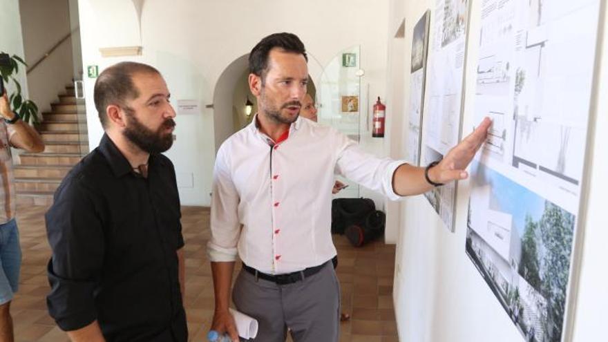 El alcalde de Ibiza, Rafa Ruiz, y el concejal de Cultura, Pep Tur, en la presentación del proyecto ganador.