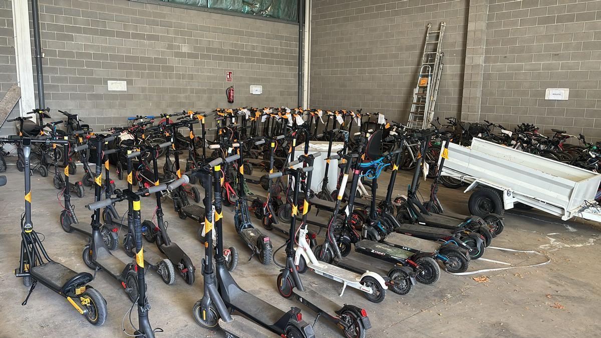 Patinets immobilitzats per la Policia Local de Salt per circular sense assegurança.