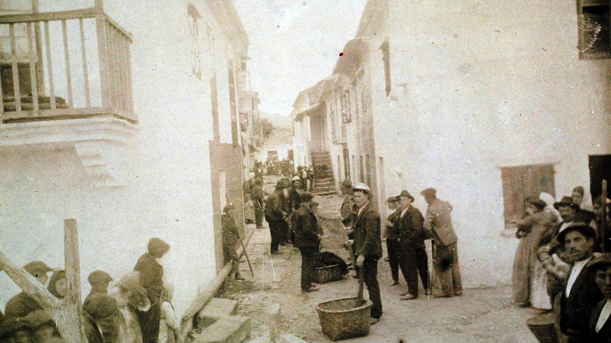 Rúa de Francisco Romay- Cangas. finais do 1800- a esquerda, casa de  Agustin -O Martillón- ,a dereita casa da -Mescuencia-
