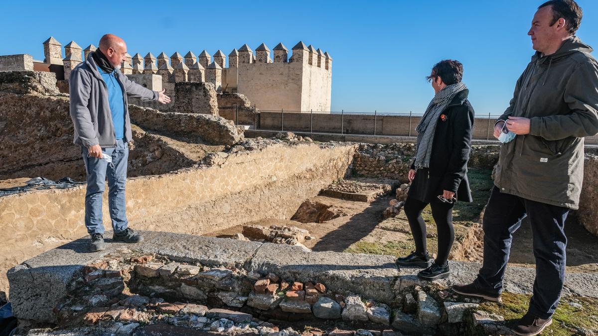 Juan Antonio Ramírez, arqueólogo de Salmer Cantería y Restauración, Monserrat Girón, directora del proyecto y Jaime Mejías, concejal de Turismo y Patrimonio Histórico, junto a la calle agregada por Gómez Solís a su palacio.