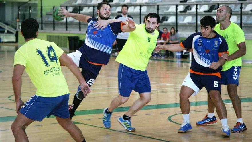 Andrés lanza en un partido de pretemporada ante el Rasoeiro. // Bernabé