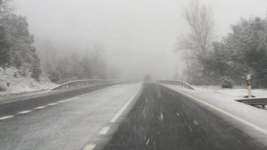 Neu en algunes carreteres catalanes