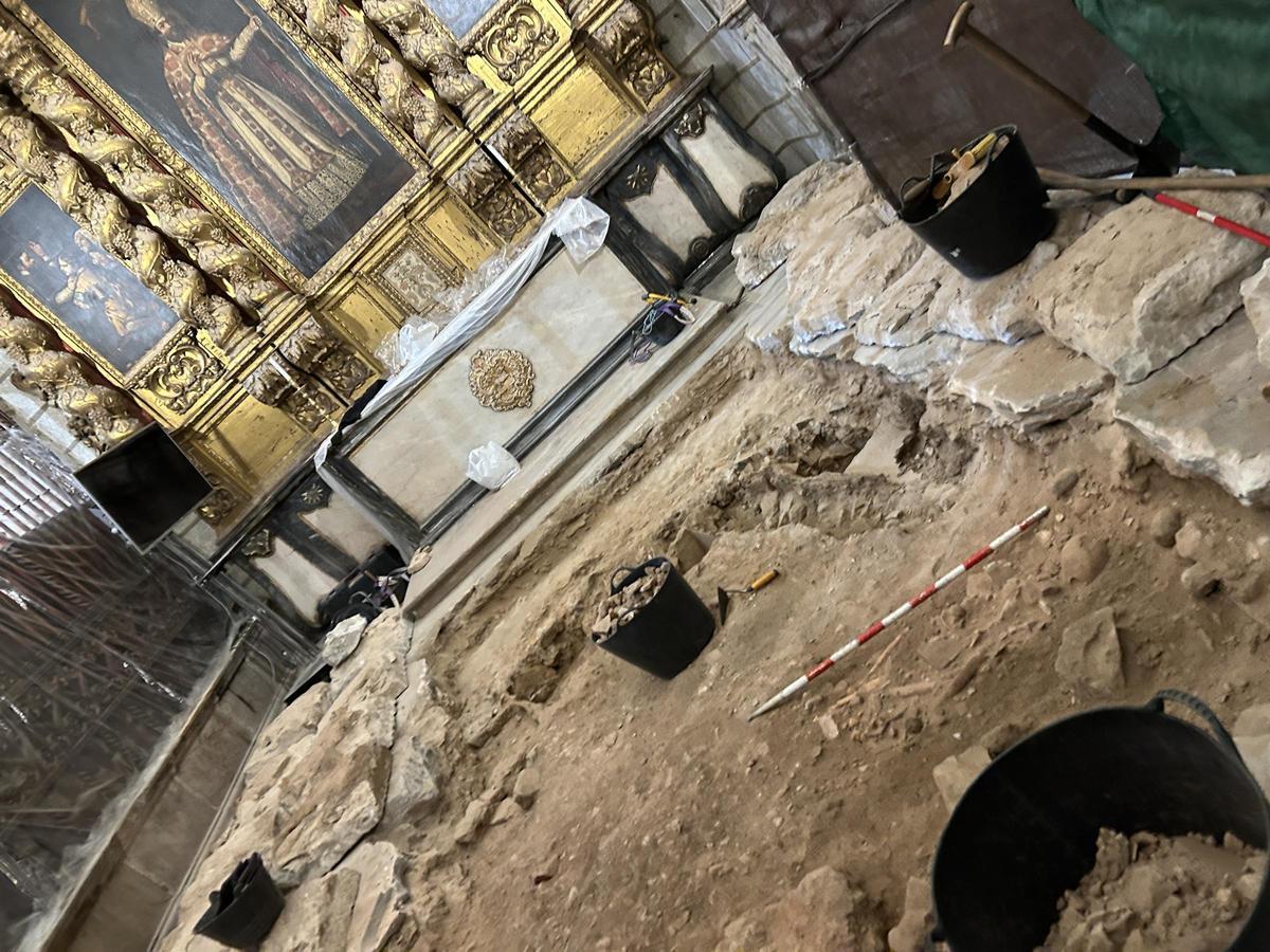 Obras de dos de las tumbas, en la capilla de San Blas.