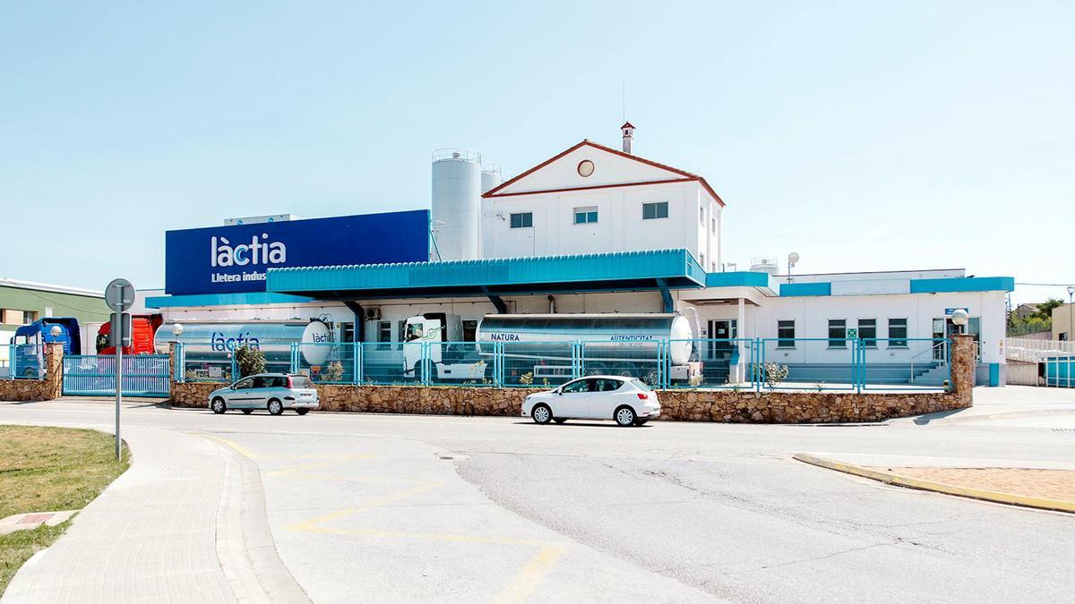 L'exterior de l'empresa Làctia Agroalimentària, situada a l'entrada de Vidreres.
