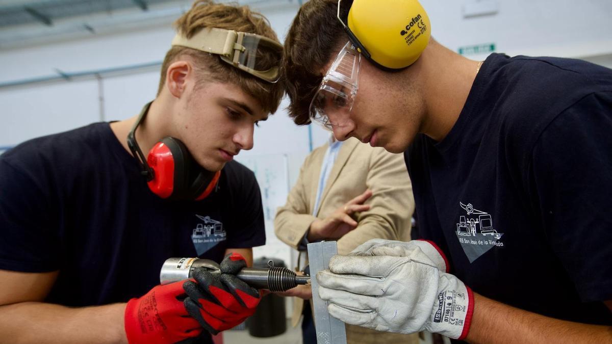 Alumnos en uno de los grados impartidos por la Formación profesional.