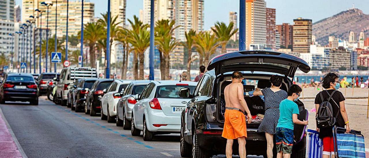 Bañistas, descargando en primera línea de Poniente, en una plaza para vehículos comerciales.