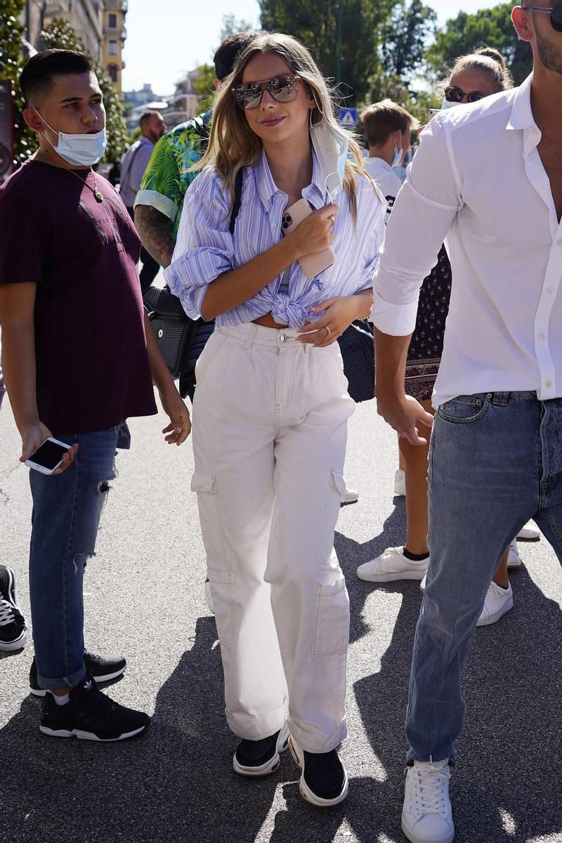 Ester Expósito con unos baggies y una camisa azul anudada en el festival de Venecia