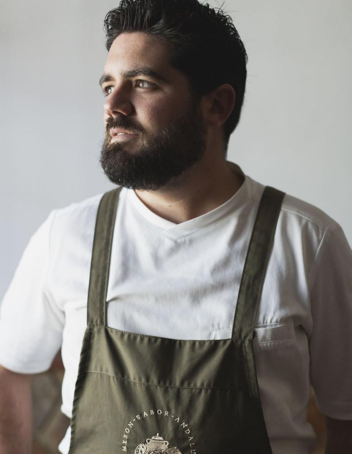 El cocinero Pedro Aguilera, del Mesón Sabor Andaluz. Y una imagen desu gazpacho de pepino, su flor y harissa. | L.O.