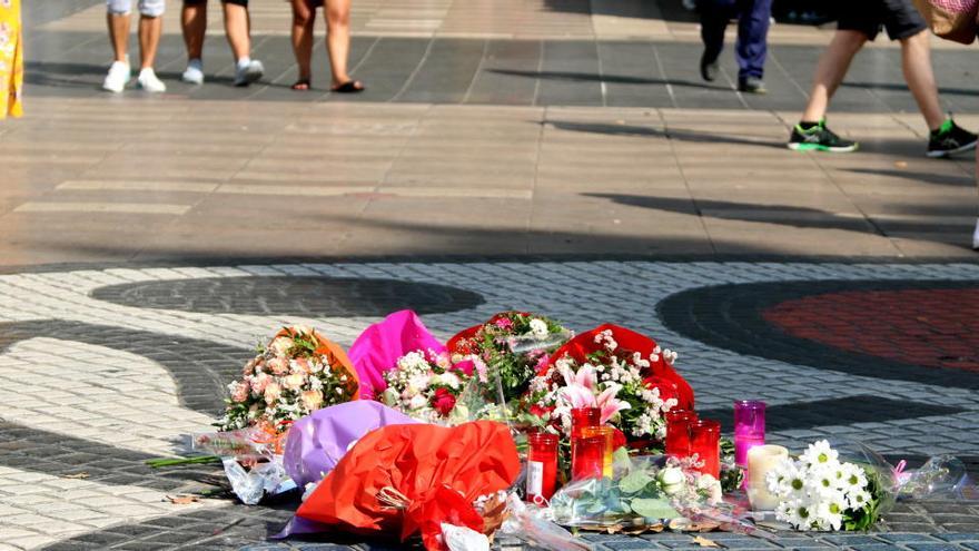 Flors i espelmes a la Rambla en el primer aniversari dels atemptats del 17-A |