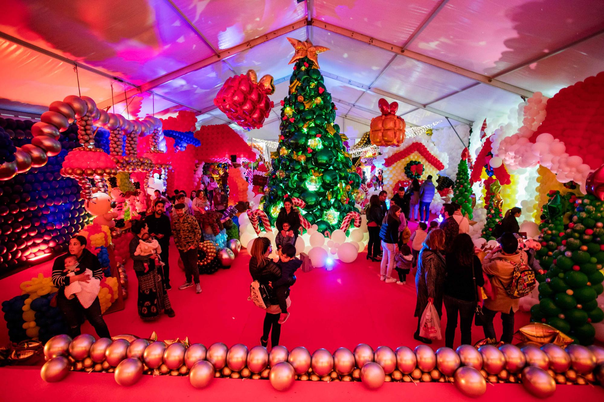 Galería de imágenes de Ibiza Ballon Wonderland, un pueblo navideño con 100.000 globos