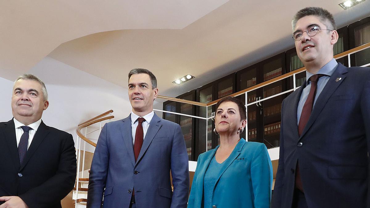 Santos Cerdán y Pedro Sánchez junto con la portavoz y el senador de EH Bildu, Mertxe Aizpurua y Gorka Elejabarrieta.