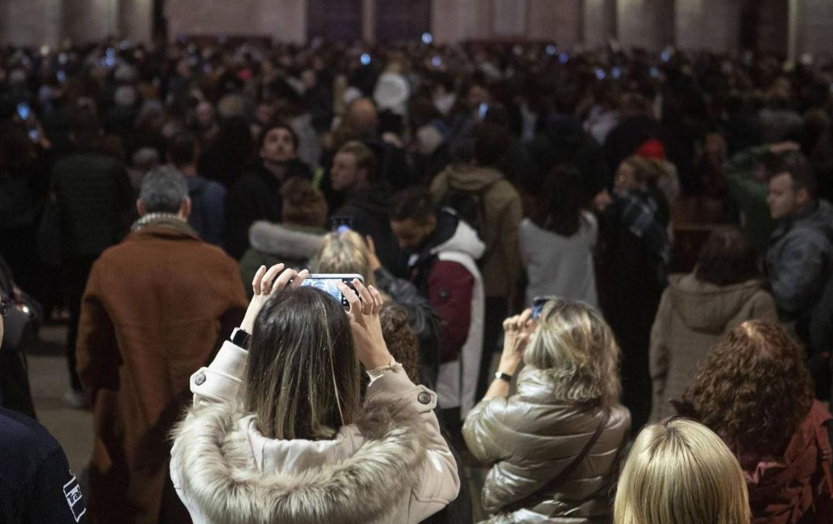 Muchas personas se congregan en el interior de La Seu.