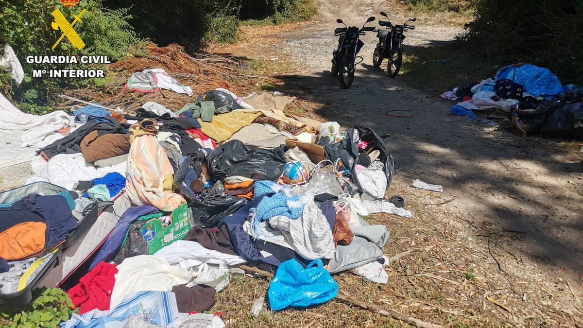 Basura depositada en un vertedero incontrolado en A Zapateira, desmantelado por la Guardia Civil y un agente forestal.