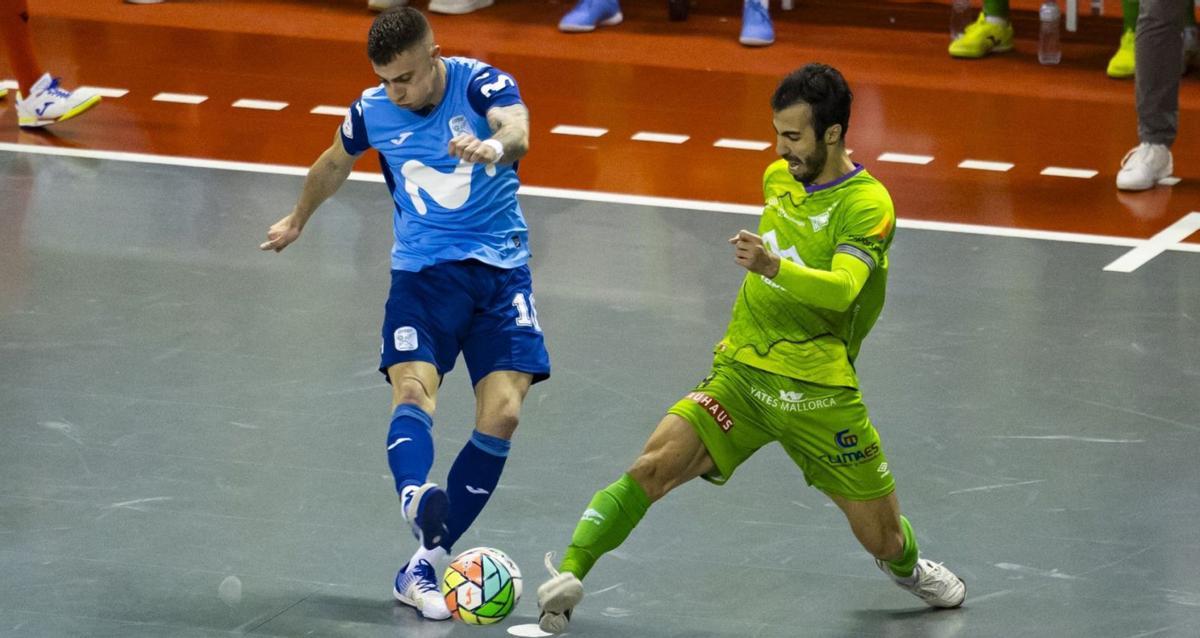 Moslem tapa el tiro de Lazarovic durante el partido de ayer en Cartagena. | PALMA FUTSAL