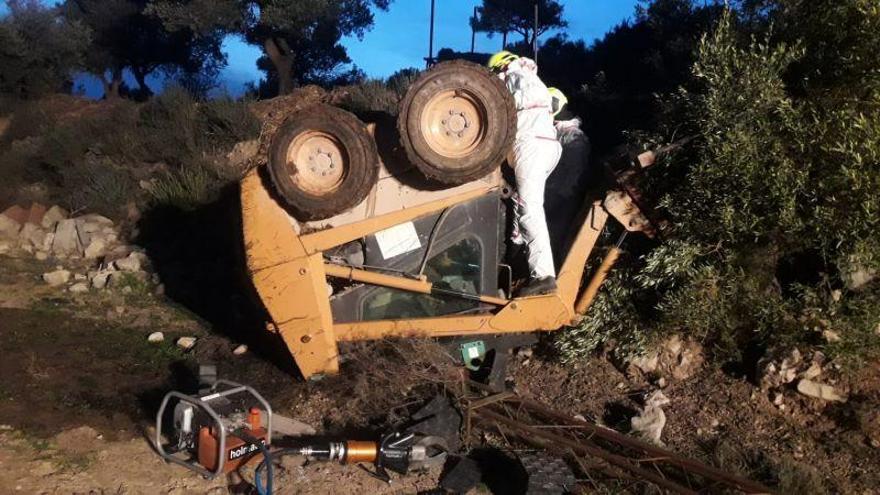 Muere un hombre tras volcar con una minirretro en una explotación ganadera en Estadilla (Huesca)