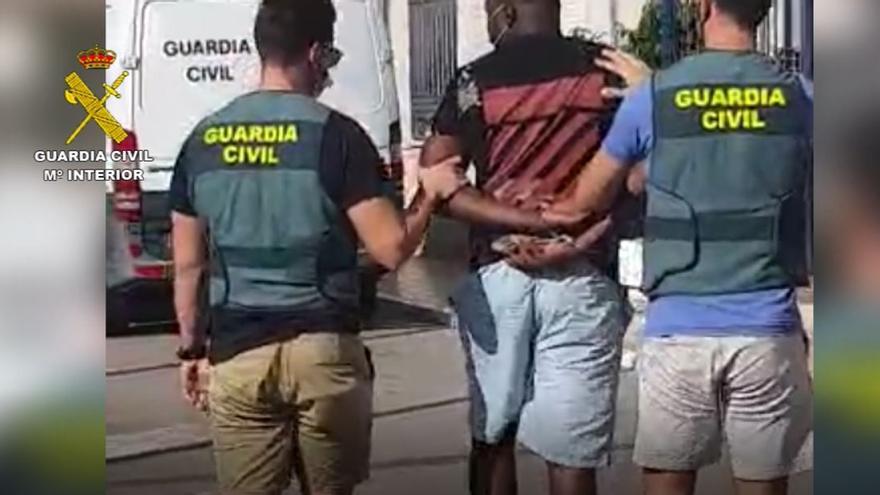 El detenido mientras era trasladado por la Guardia Civil.