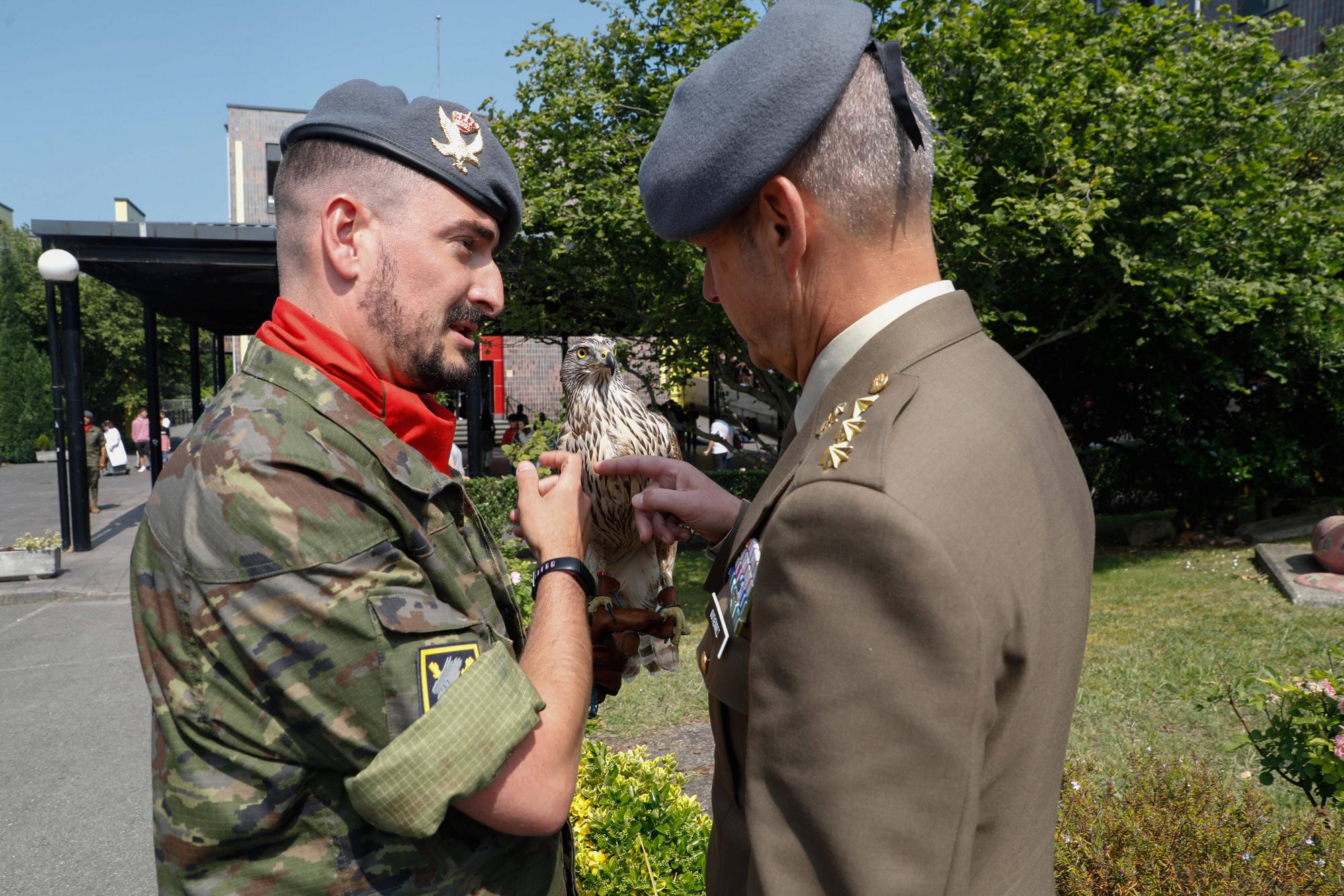 EN IMAGENES: Así fue el izado de bandera en el IES Número 5 de Avilés