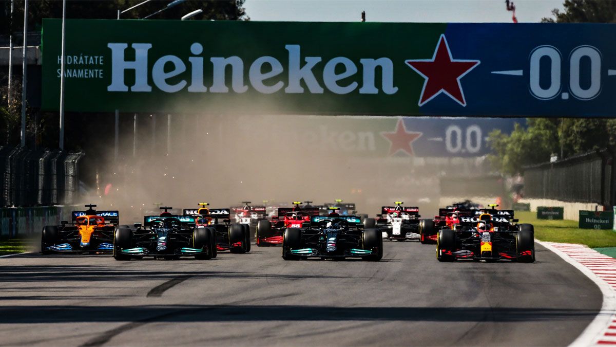 Verstappen adelantó a los dos Mercedes en la salida de México
