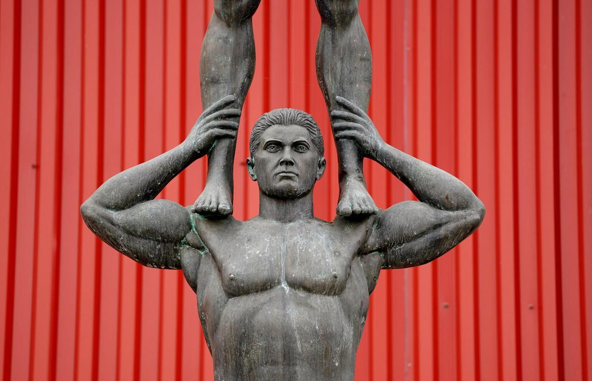 Detalle de la estatua a los hermanos de la Lejía