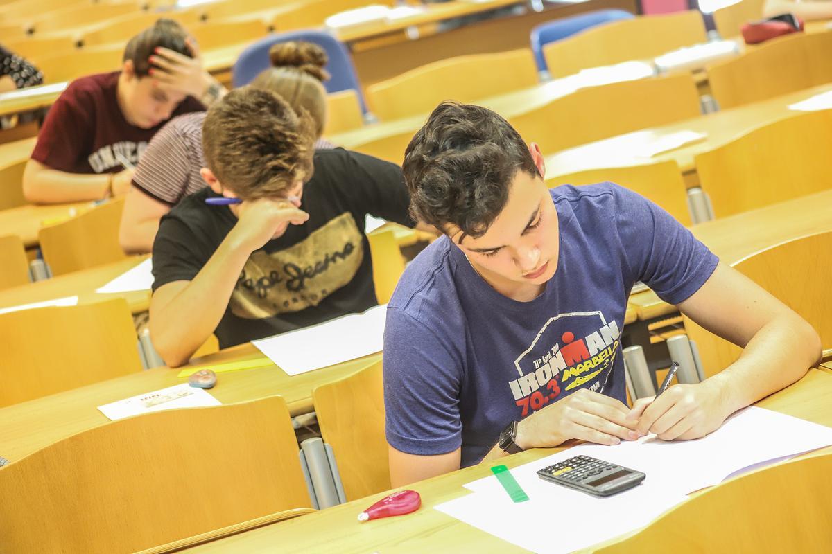 Alumnos en un examen en la UMH