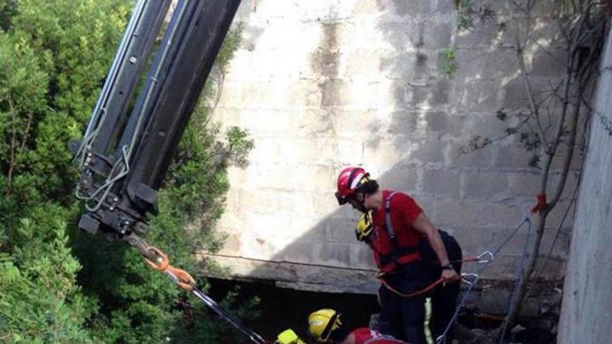 Die Feuerwehrleute bei den Rettungsarbeiten am Sonntagmorgen (13.9.)