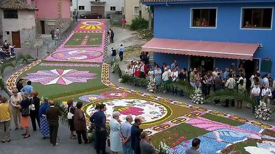 Un grupo de vecinos de Cue, durante la presentación de la candidatura a «Pueblo ejemplar», el pasado 20 de julio.