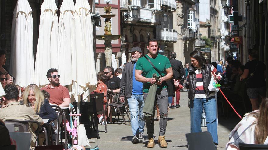 Lleno hostelero y turístico en una jornada de terrazas y tapeos al sol